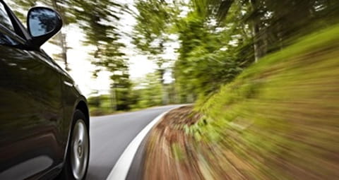 Genießen Sie vollen Fahrspaß mit einem Elektroauto.
