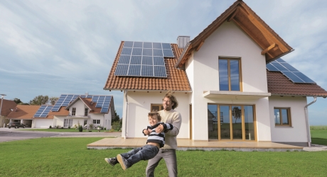 Checken Sie die Auswahl an Stromspeichern und PV-Modulen.