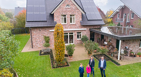 Familie Meistermann und Ihr EWE Stromspeicher mir einer Solaranlage auf dem Dach