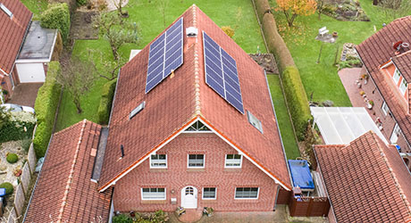 Familie Rieken und Ihr EWE Stromspeicher mt einer Solaranlage auf dem Dach