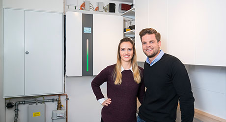 Herr und Frau Thuemler und Ihr EWE Stromspeicher.